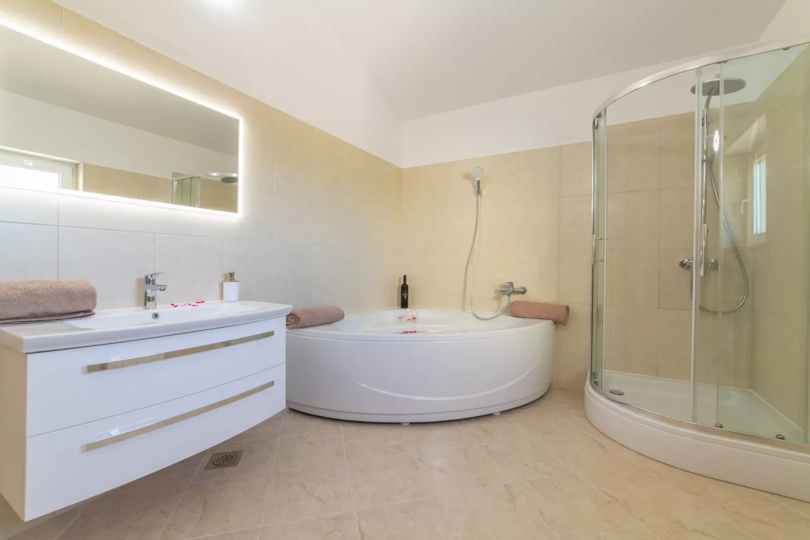 Idyllic Getaway Lovrec Villa with Pool - Five Bedroom Villa with Pool - Salle de bain