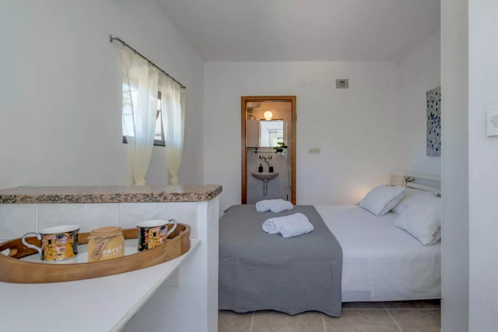 Seaside Getaway Holiday Home with Patio Slatine - Three Bedroom Holiday Home - Bedroom