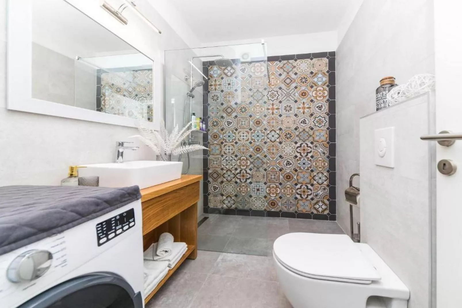 Charming Villa with Outdoor Pool, BBQ, and Sun Deck in Tranquil Kaštela Area - Five bedroom Villa - Bathroom