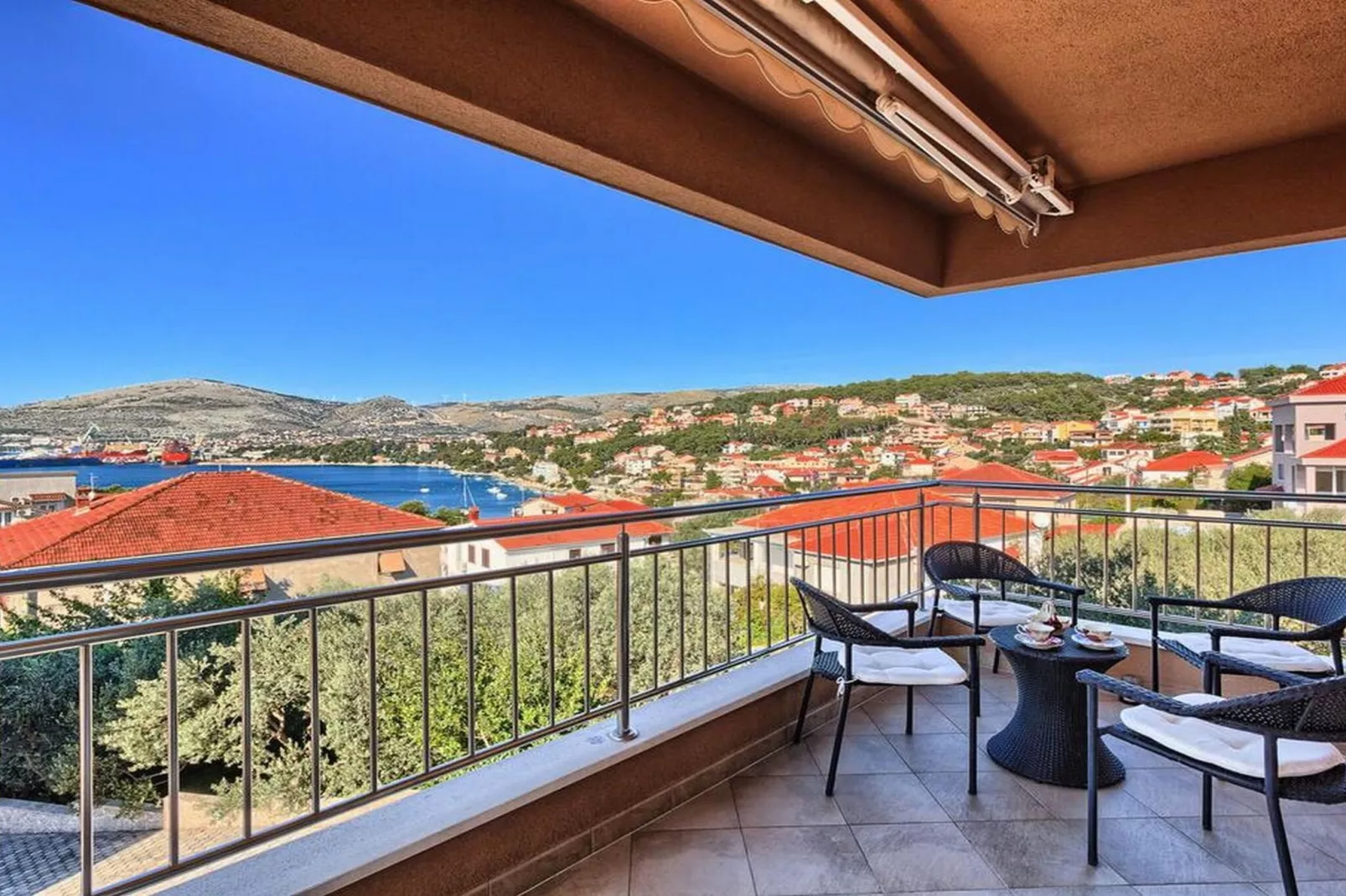 Luxury Apartment Okrug Gornji with Sea View and Pool - Three Bedroom Apartment with Sea View and Pool - Terrasse/Balkon
