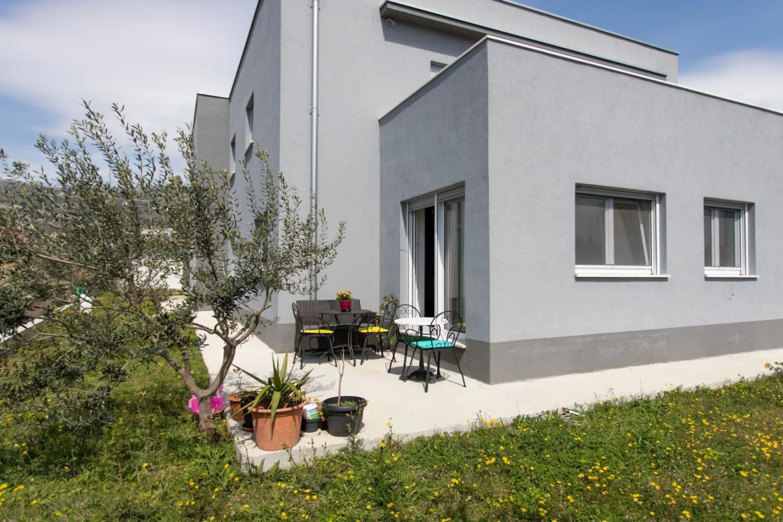 Trendy and Chic Apartment with Terrace and Private Garden - One Bedroom Apartment - Im Freien