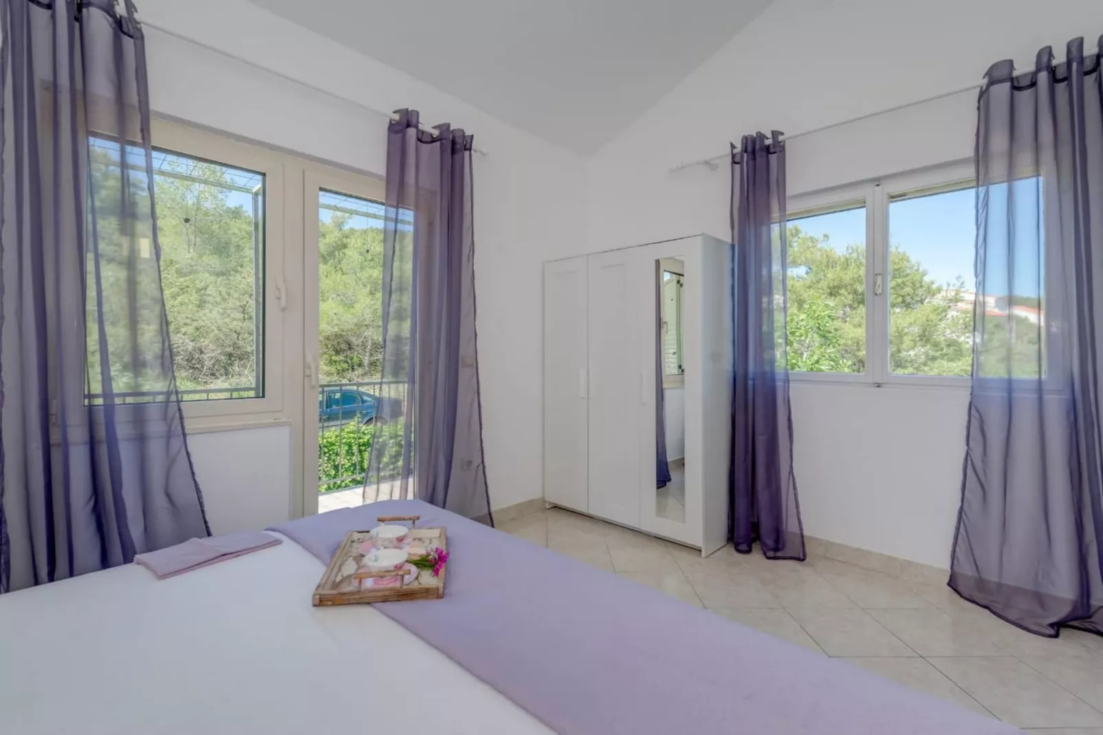 Seaside Getaway Holiday Home with Patio Slatine - Three Bedroom Holiday Home - Bedroom