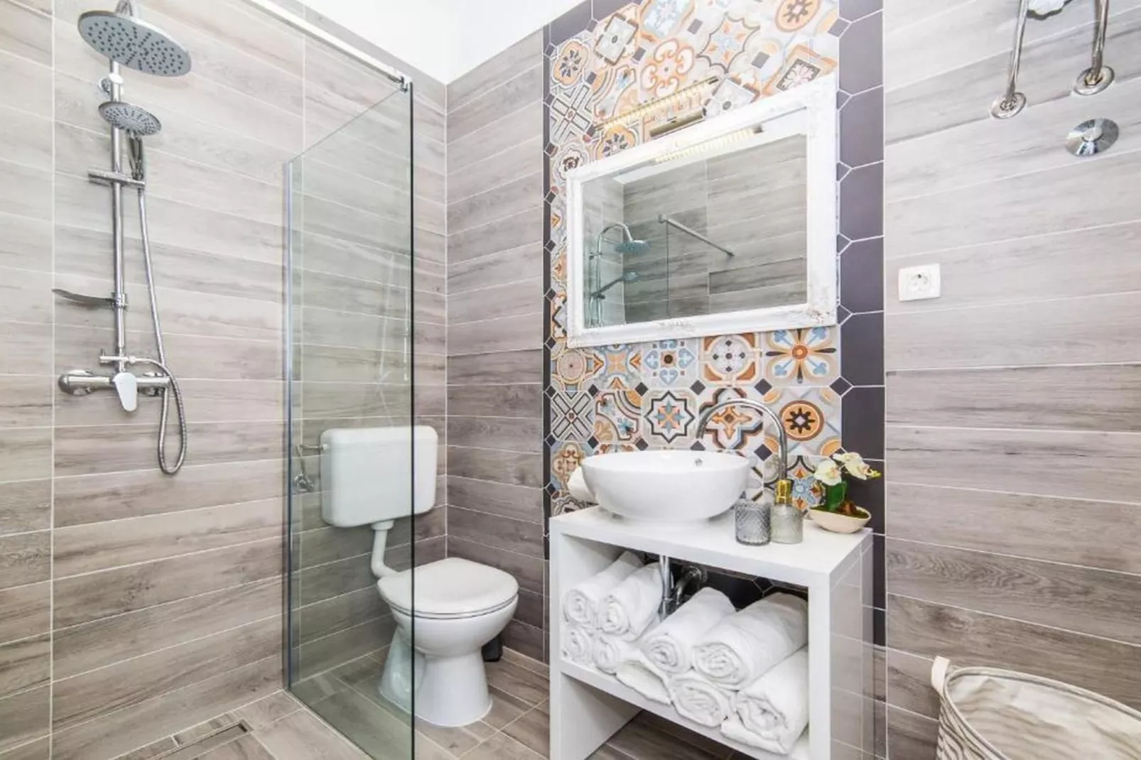 Charming Villa with Outdoor Pool, BBQ, and Sun Deck in Tranquil Kaštela Area - Five bedroom Villa - Bathroom