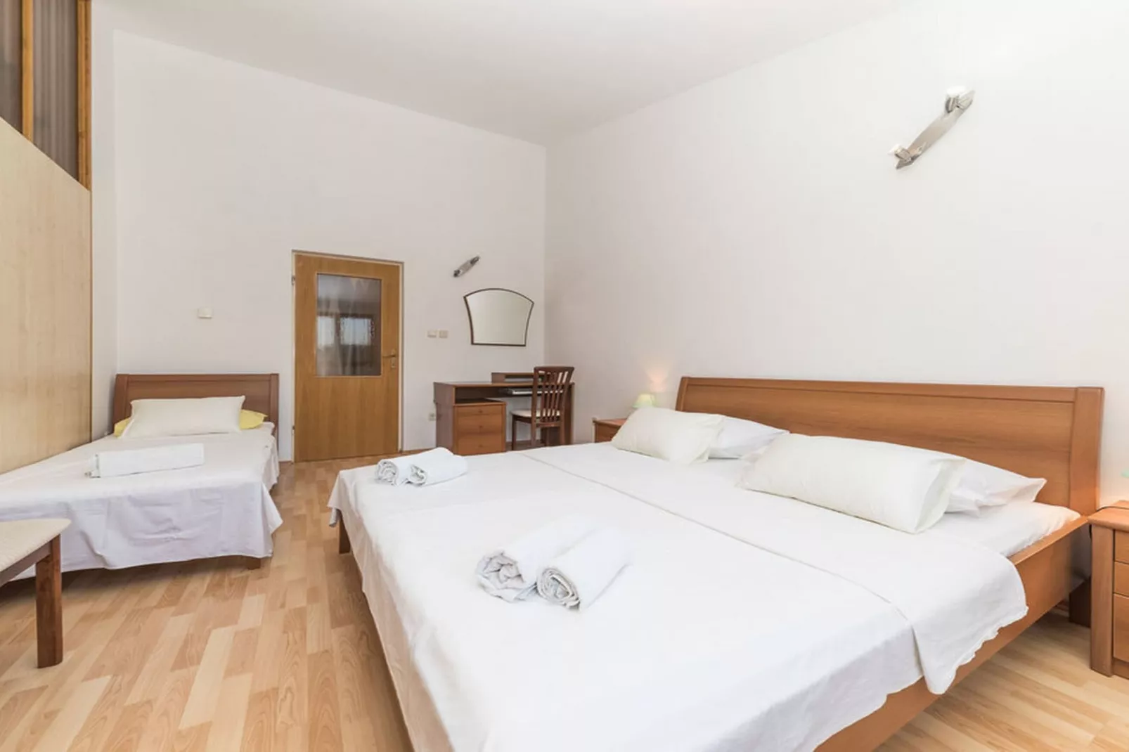 Relaxing Holiday Home with Pool, Fitness Area, and Entertainment Facilities - Six Bedroom Holiday Home - Schlafzimmer