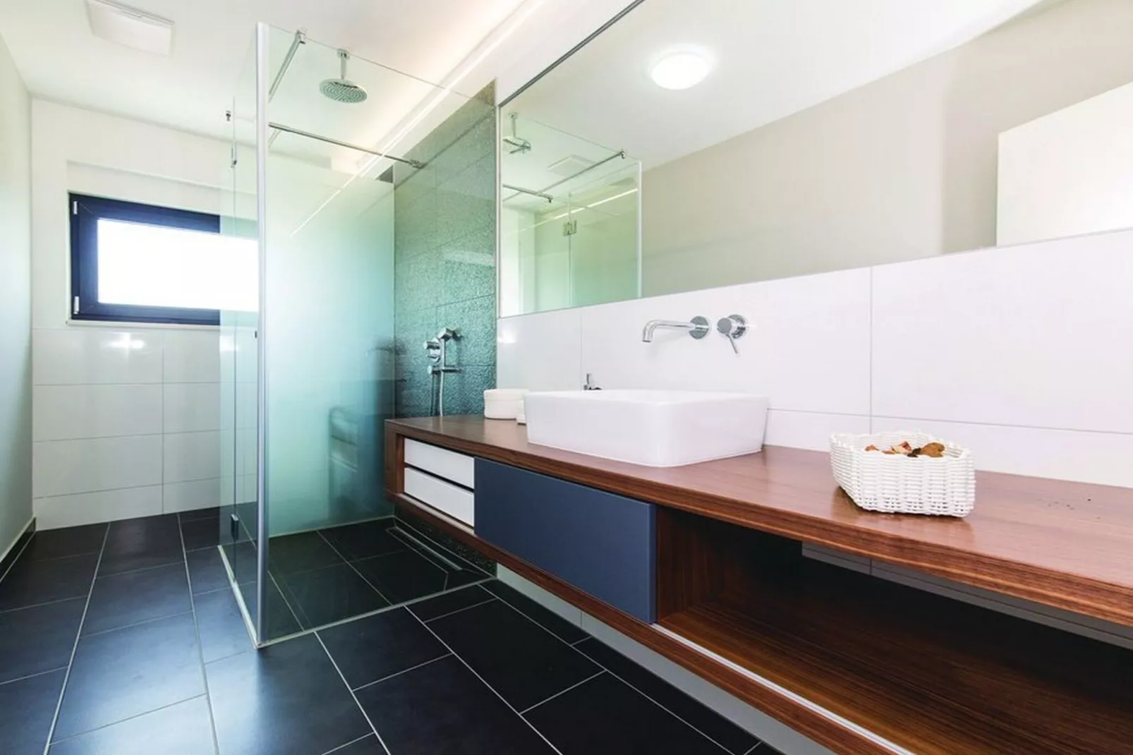 Modern Kastel Villa with Private Pool, Gym, and Large Outdoor Space - Eight Bedroom Villa - Badezimmer