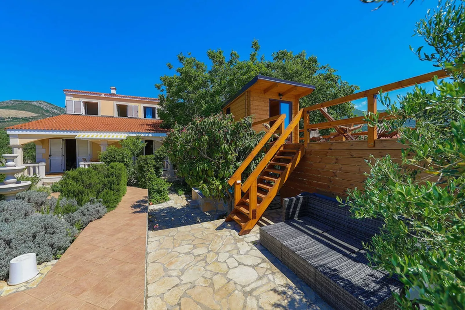 Picturesque Escape Holiday Home with Pool and Sauna - Four Bedroom Holiday Home with Sauna and Pool - Outdoor
