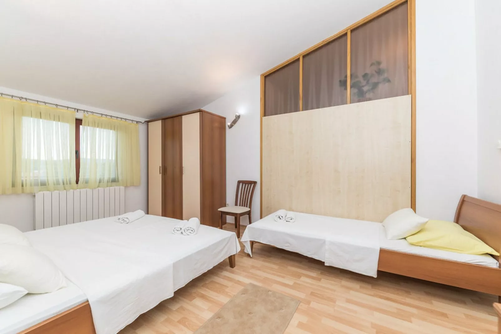 Relaxing Holiday Home with Pool, Fitness Area, and Entertainment Facilities - Six Bedroom Holiday Home - Schlafzimmer