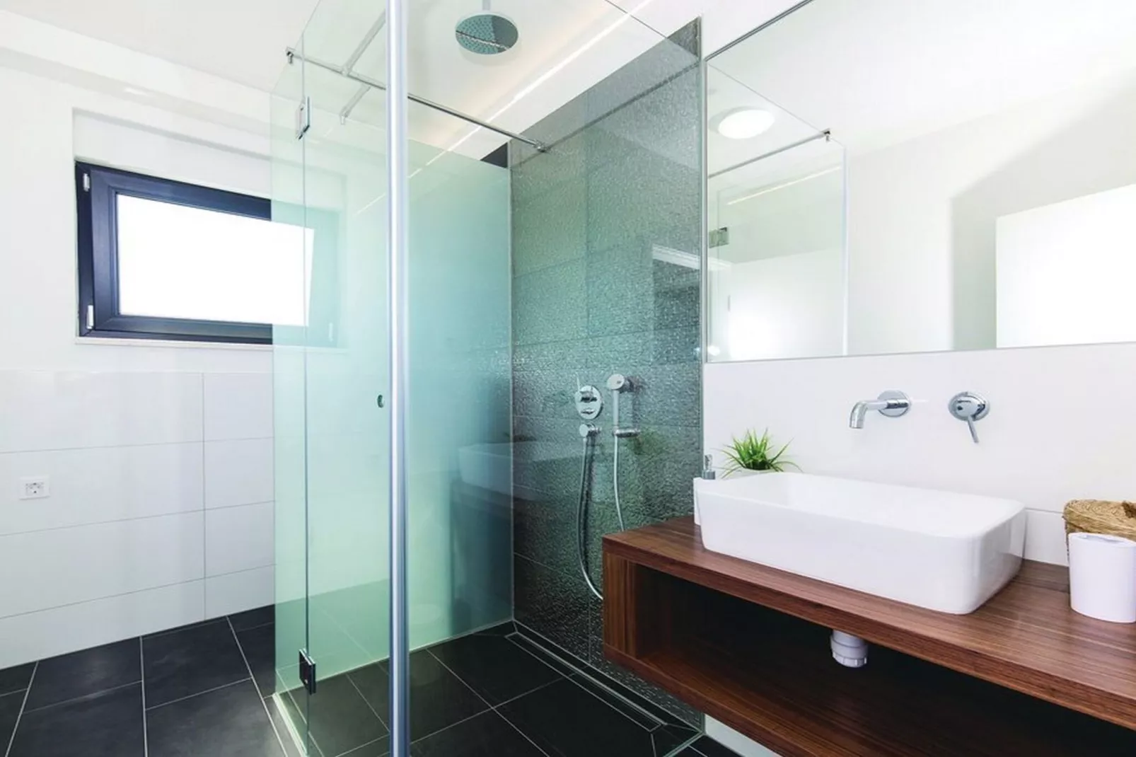 Modern Kastel Villa with Private Pool, Gym, and Large Outdoor Space - Eight Bedroom Villa - Badezimmer