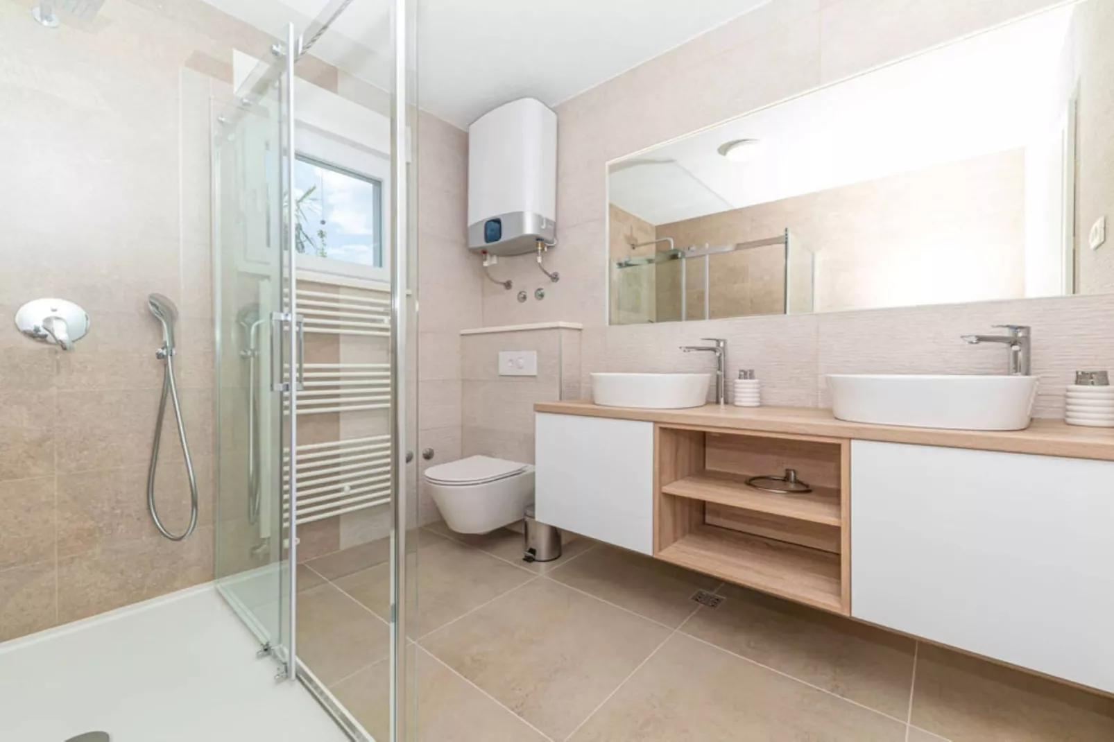 Expansive Retreat with Private Pool & BBQ, Near the Beach - Six Bedroom Villa - Badezimmer