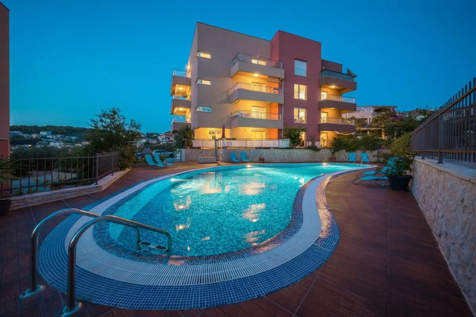 Luxury Apartment Okrug Gornji with Sea View and Pool - Three Bedroom Apartment with Sea View and Pool - Im Freien