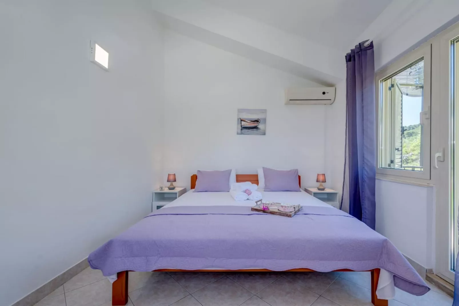 Seaside Getaway Holiday Home with Patio Slatine - Three Bedroom Holiday Home - Bedroom
