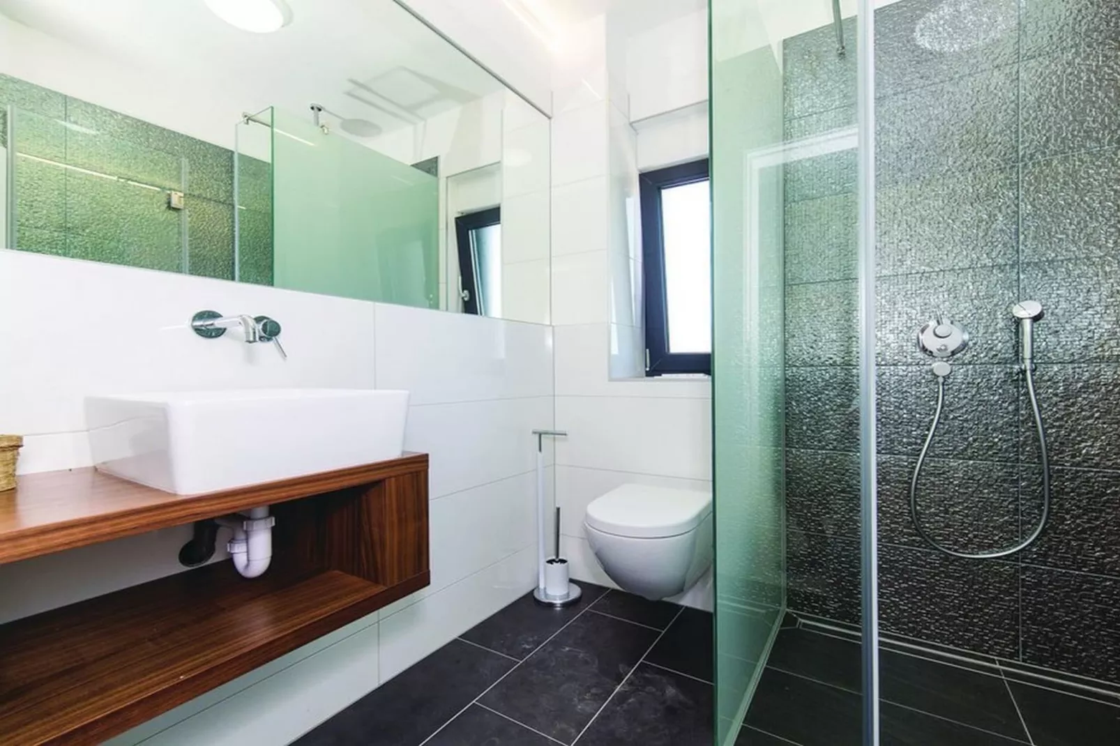 Modern Kastel Villa with Private Pool, Gym, and Large Outdoor Space - Eight Bedroom Villa - Badezimmer