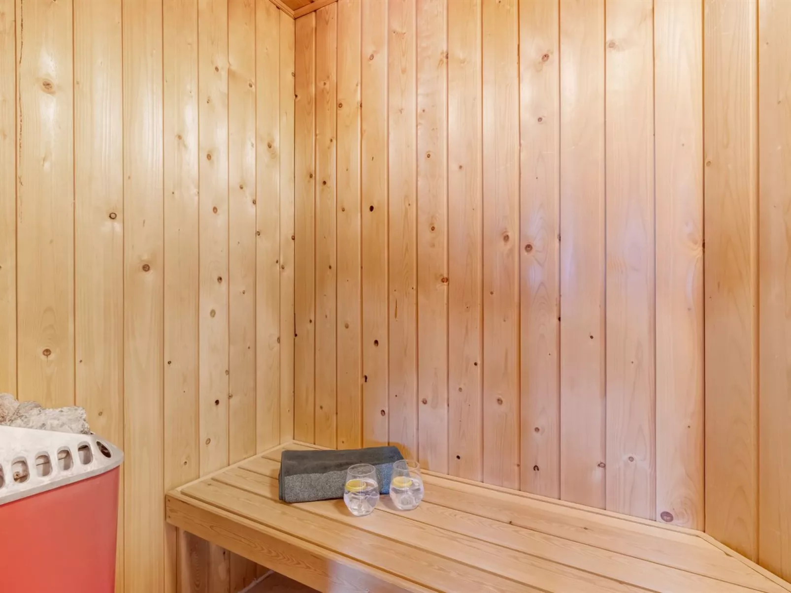 "Velena" -  from the sea - Dedans