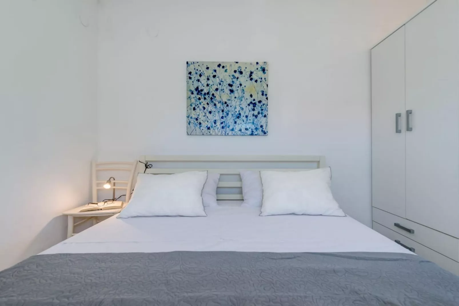 Seaside Getaway Holiday Home with Patio Slatine - Three Bedroom Holiday Home - Bedroom