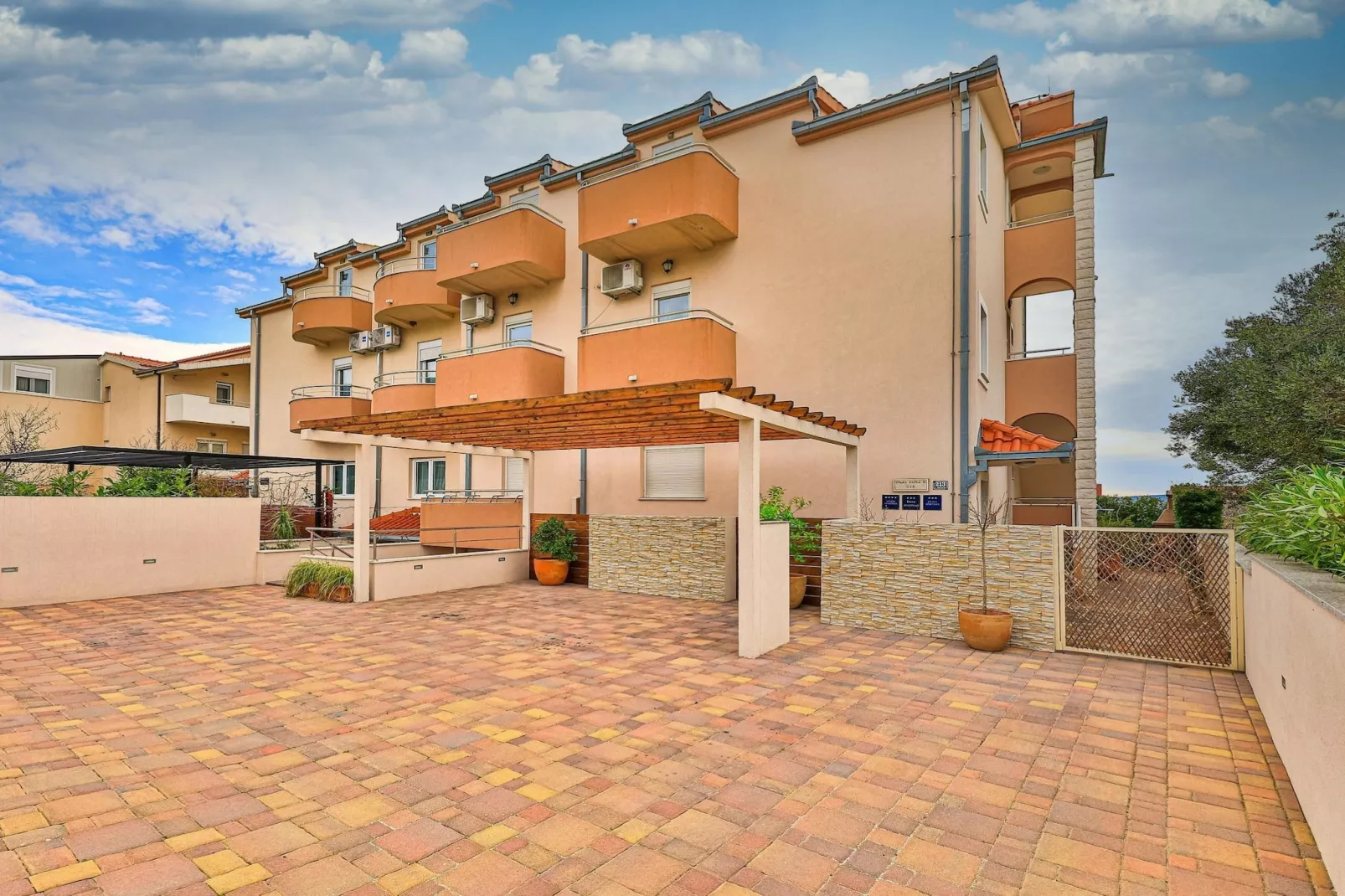Charming Villa with Outdoor Pool, BBQ, and Sun Deck in Tranquil Kaštela Area - Five bedroom Villa - Outdoor