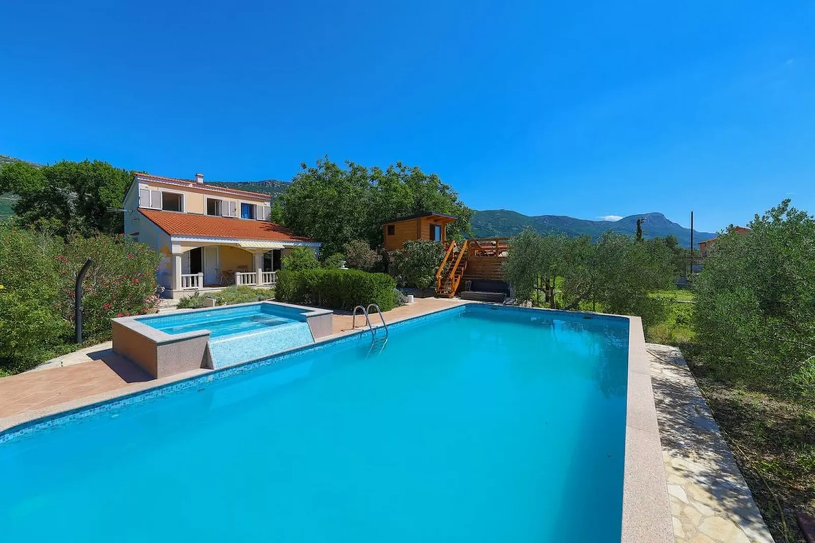 Picturesque Escape Holiday Home with Pool and Sauna - Four Bedroom Holiday Home with Sauna and Pool - Swimming pool