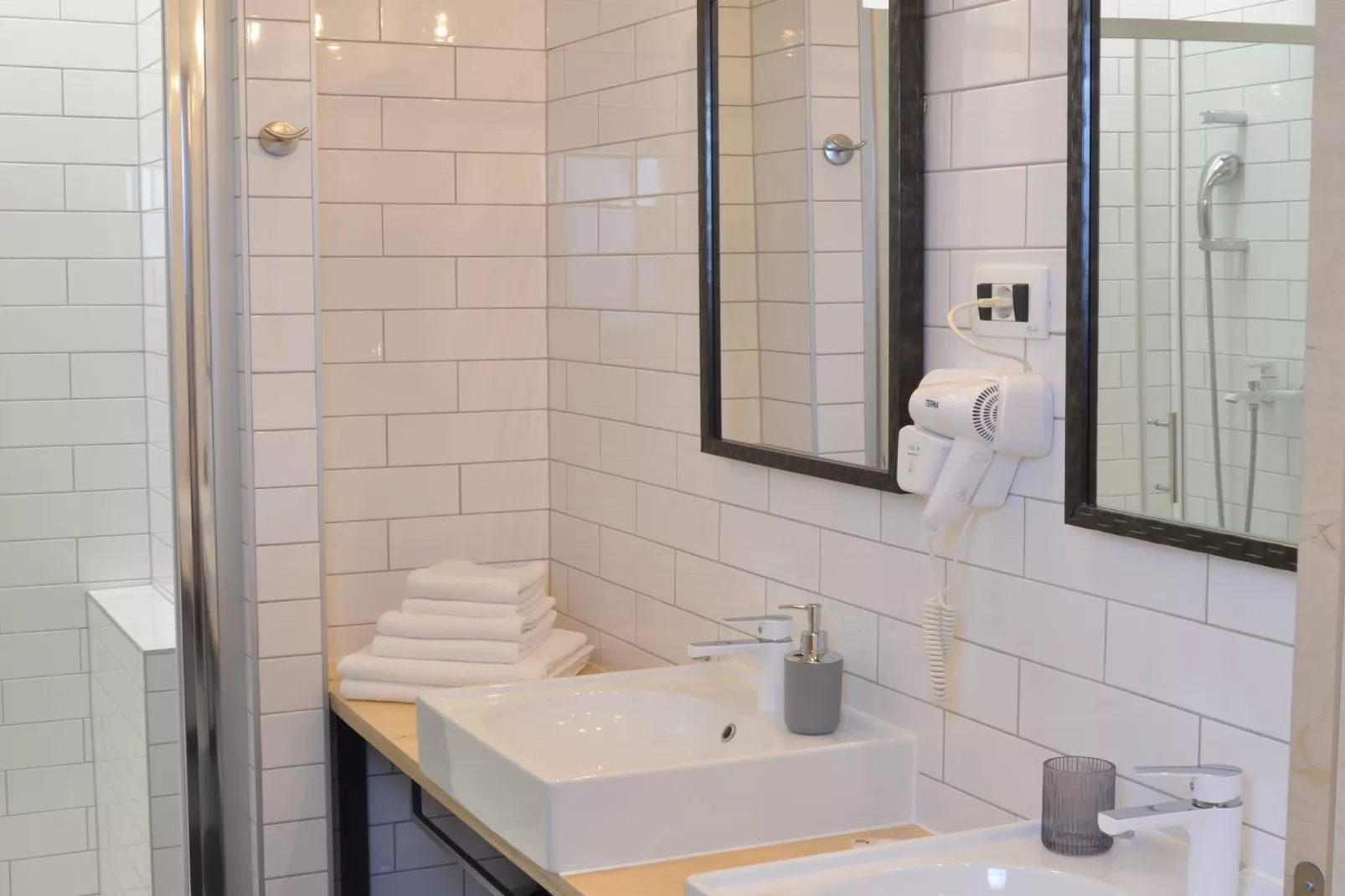 Stylish Apartments with Osijek Near Top Attractions - Comfort Studio Apartment - Maks - Bathroom