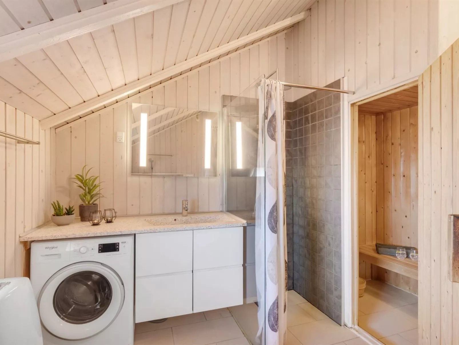 "Velena" -  from the sea - Dedans