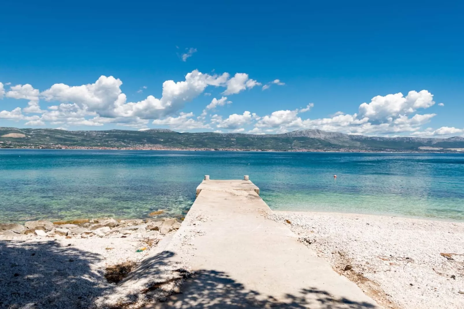 Seaside Getaway Holiday Home with Patio Slatine - Three Bedroom Holiday Home - Bathroom