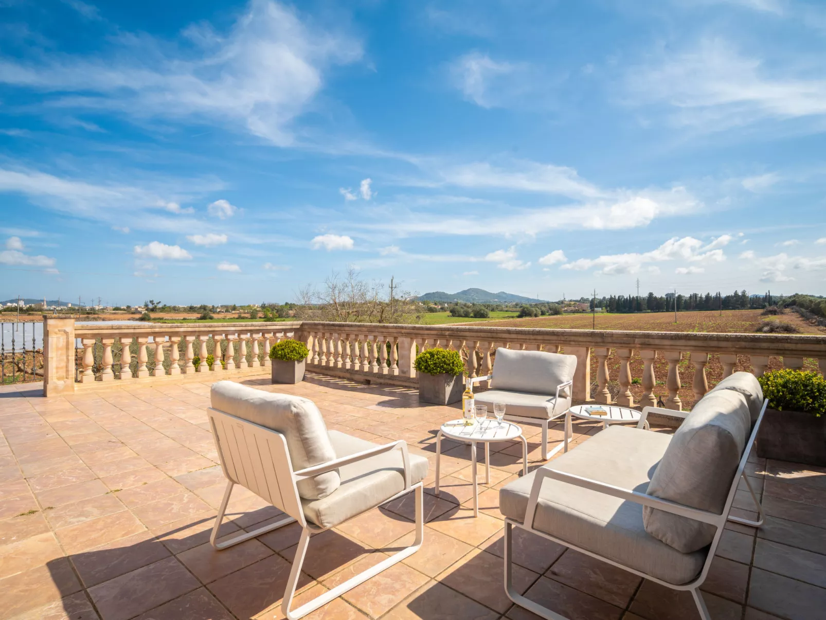 Son Peroti - Outside