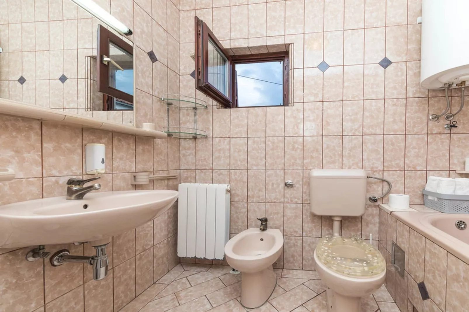 Relaxing Holiday Home with Pool, Fitness Area, and Entertainment Facilities - Six Bedroom Holiday Home - Badezimmer