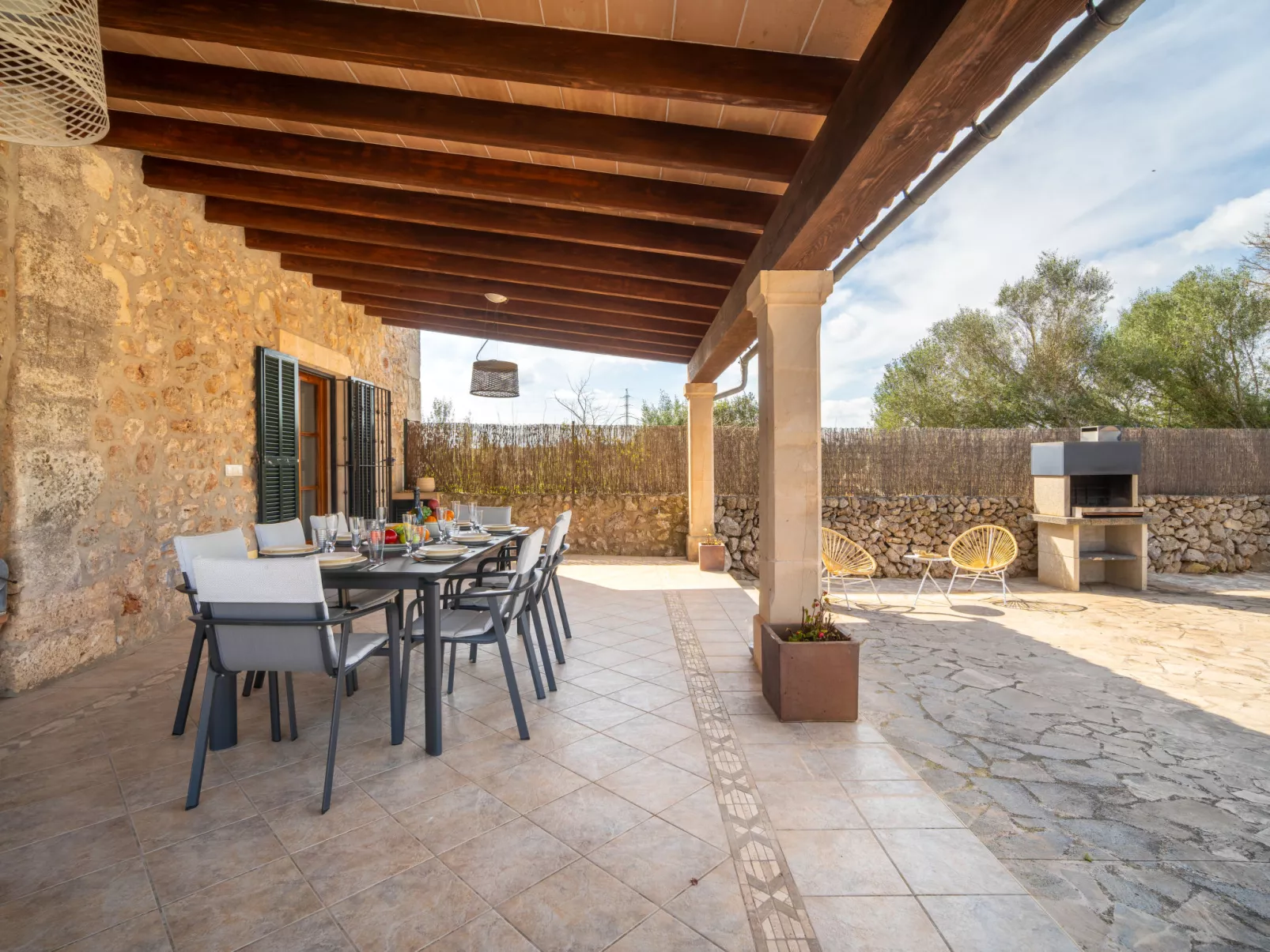 Son Peroti - Outside