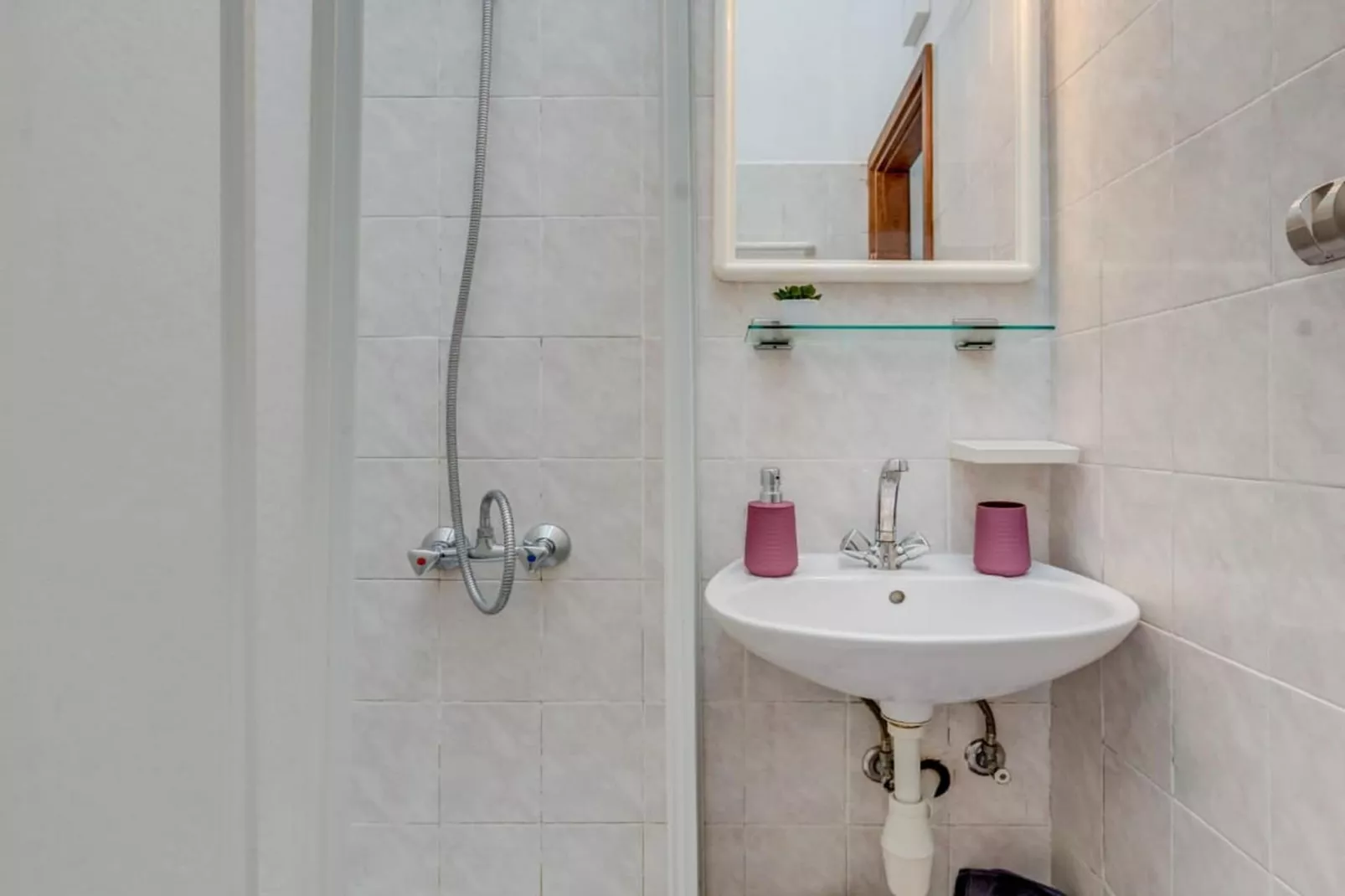 Seaside Getaway Holiday Home with Patio Slatine - Three Bedroom Holiday Home - Bathroom