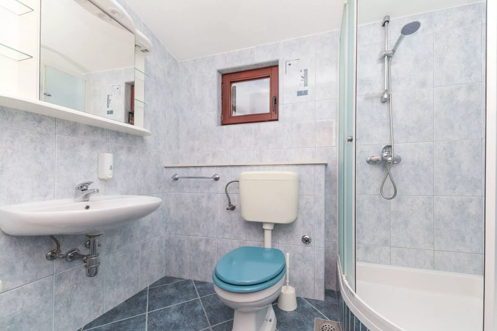 Relaxing Holiday Home with Pool, Fitness Area, and Entertainment Facilities - Six Bedroom Holiday Home - Badezimmer