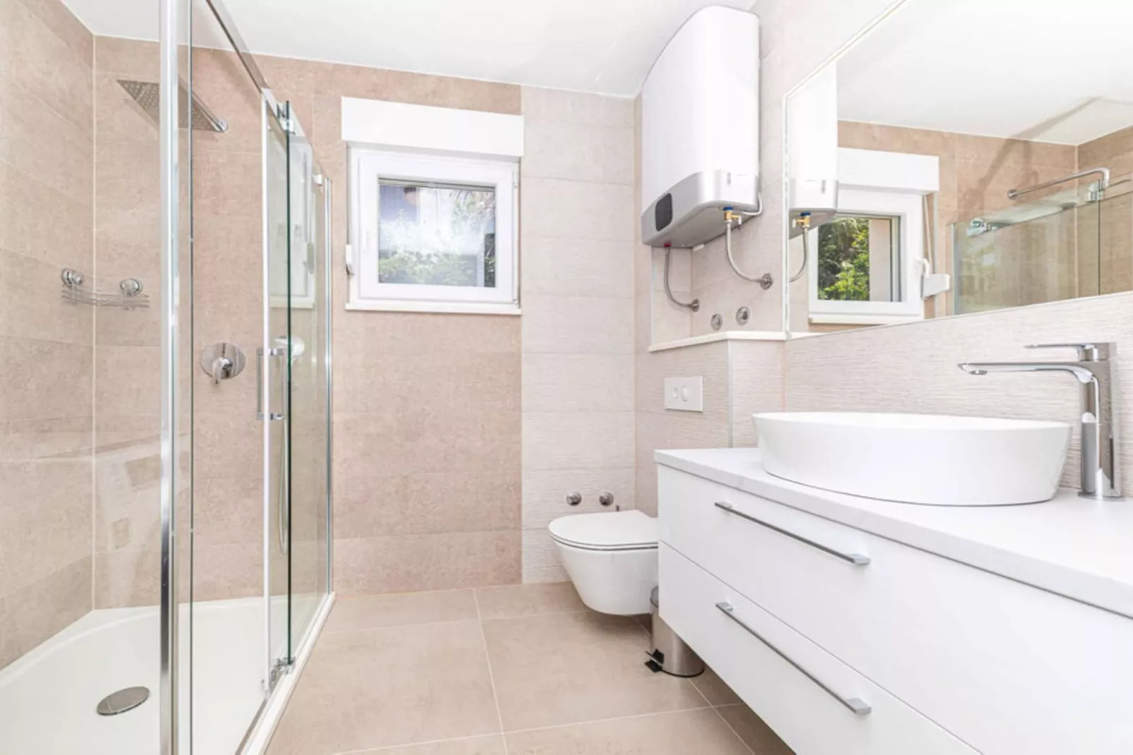 Expansive Retreat with Private Pool & BBQ, Near the Beach - Six Bedroom Villa - Badezimmer