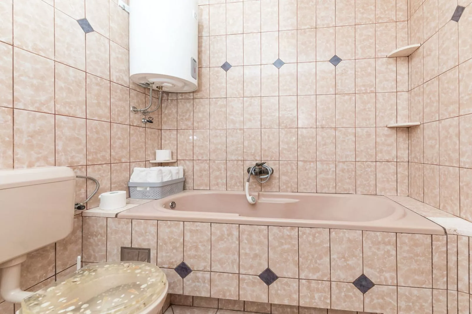 Relaxing Holiday Home with Pool, Fitness Area, and Entertainment Facilities - Six Bedroom Holiday Home - Badezimmer