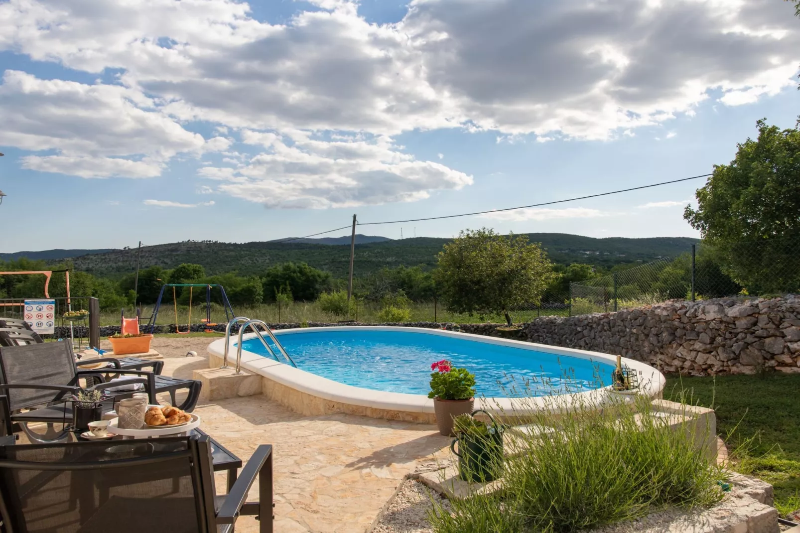 Serene Retreat Holiday Home with Pool - Two Bedroom Holiday Home with Pool - Schwimmbad