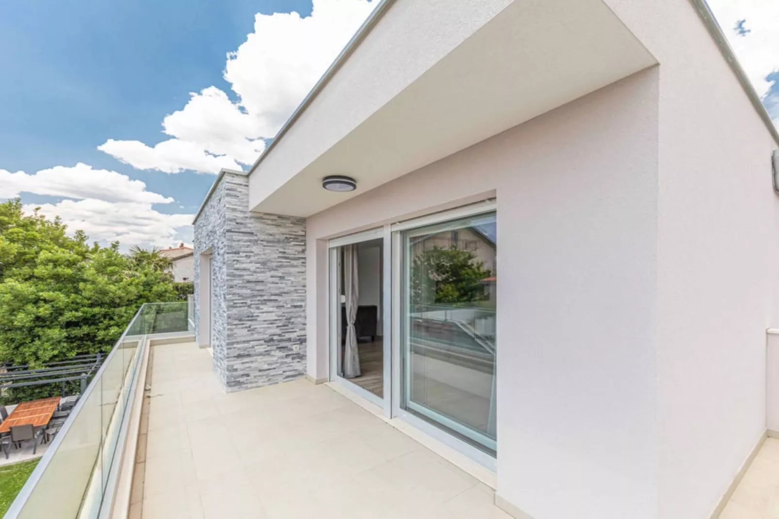 Expansive Retreat with Private Pool & BBQ, Near the Beach - Six Bedroom Villa - Terrasse/Balkon