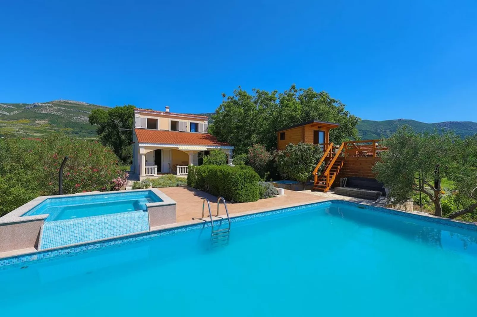 Picturesque Escape Holiday Home with Pool and Sauna - Four Bedroom Holiday Home with Sauna and Pool - Swimming pool