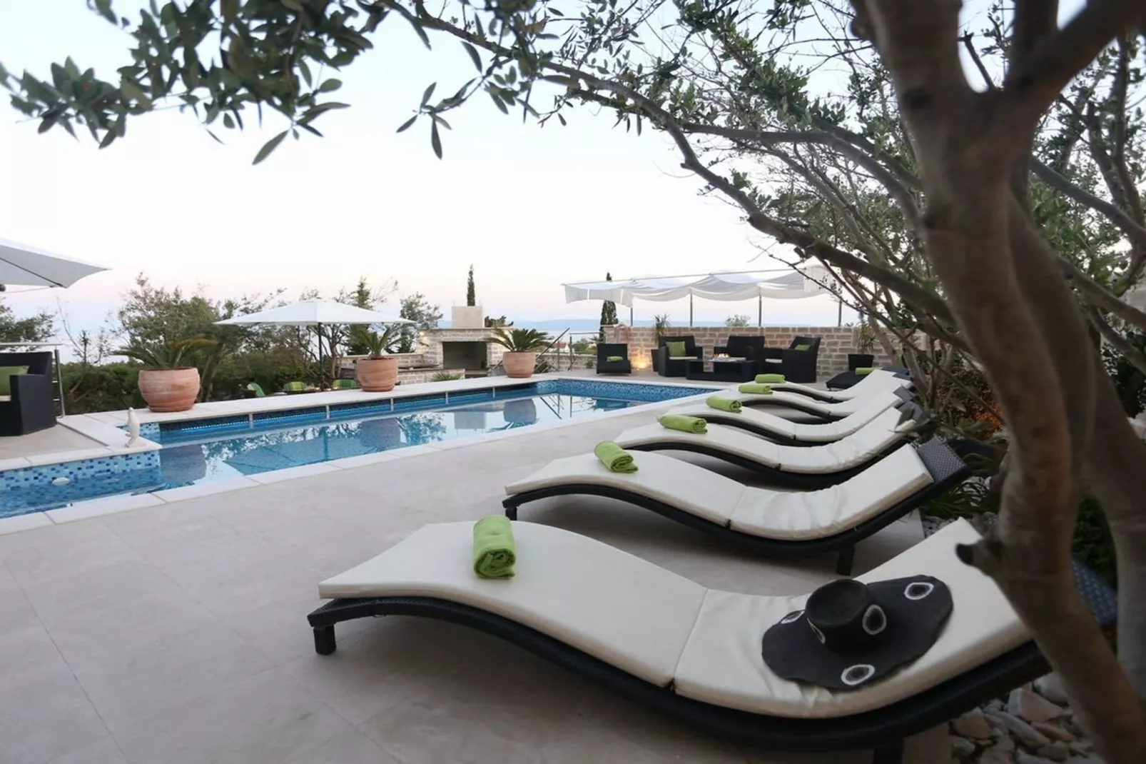 Okrug Gornji Luxurious Escape Villa with Pool - Five Bedroom Villa with Pool - Schwimmbad