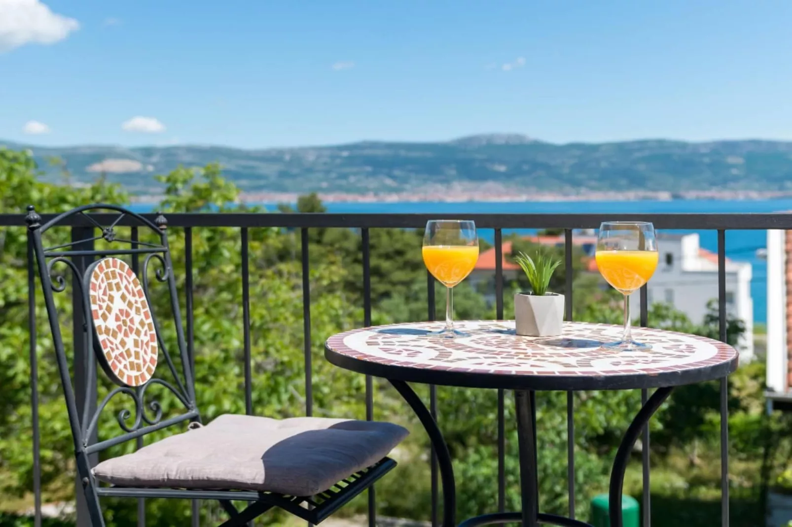 Seaside Getaway Holiday Home with Patio Slatine - Three Bedroom Holiday Home - Terrace balcony