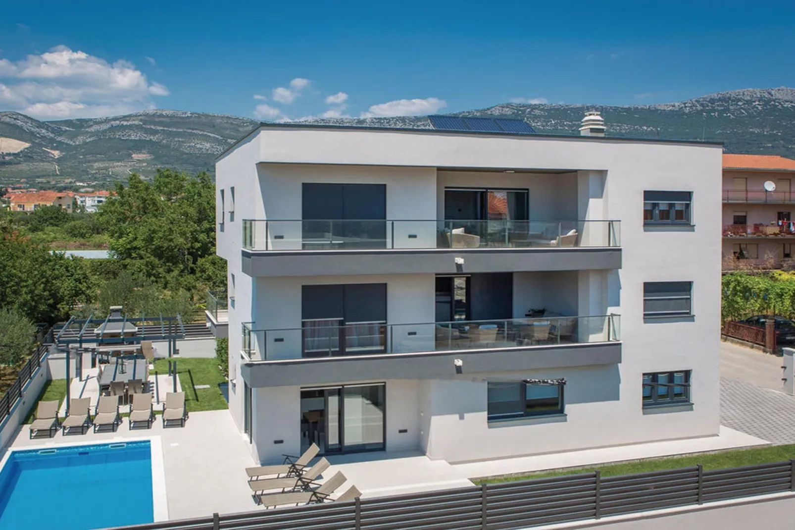 Modern Kastel Villa with Private Pool, Gym, and Large Outdoor Space - Eight Bedroom Villa - Im Freien