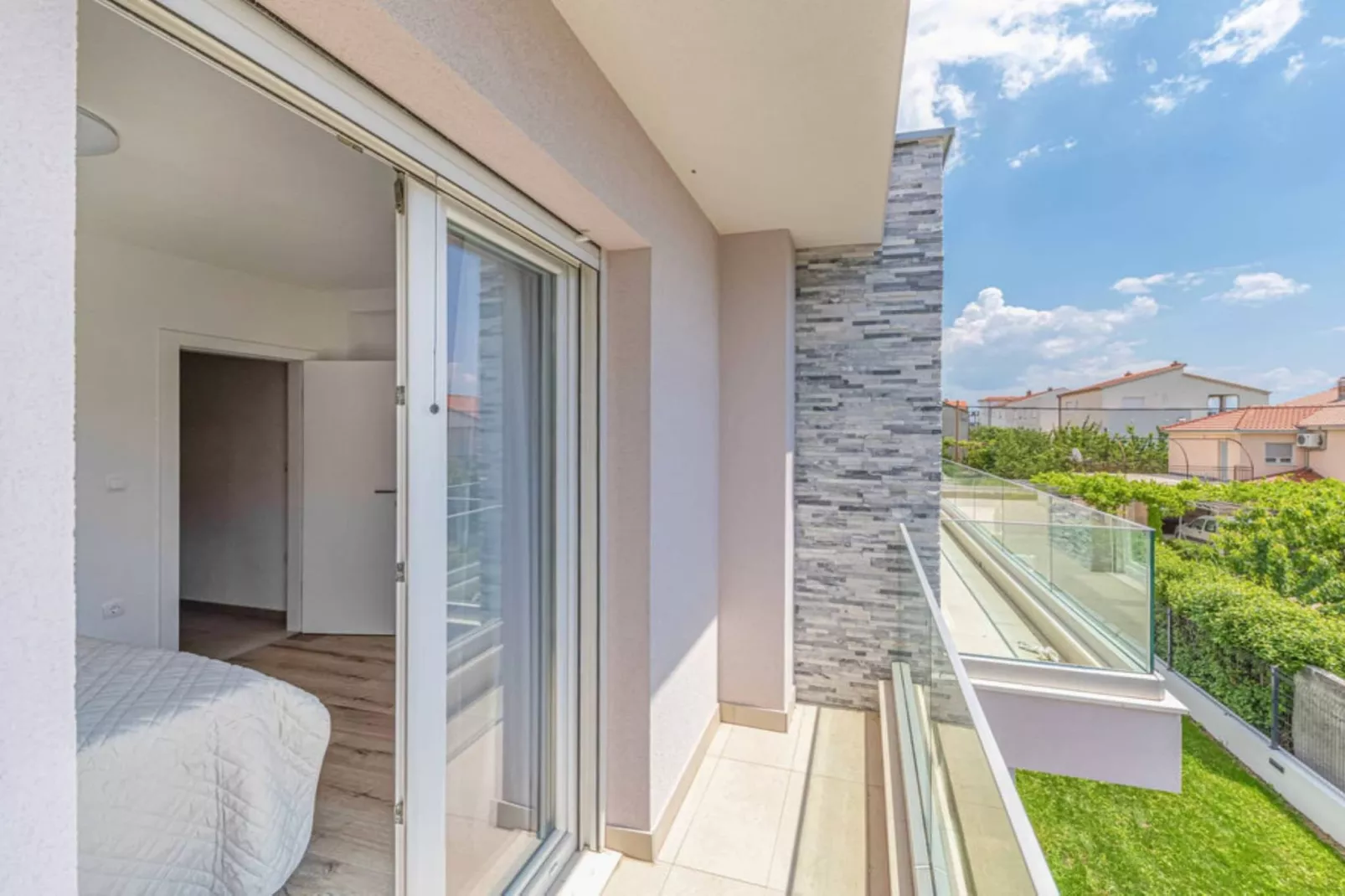 Expansive Retreat with Private Pool & BBQ, Near the Beach - Six Bedroom Villa - Terrasse/Balkon