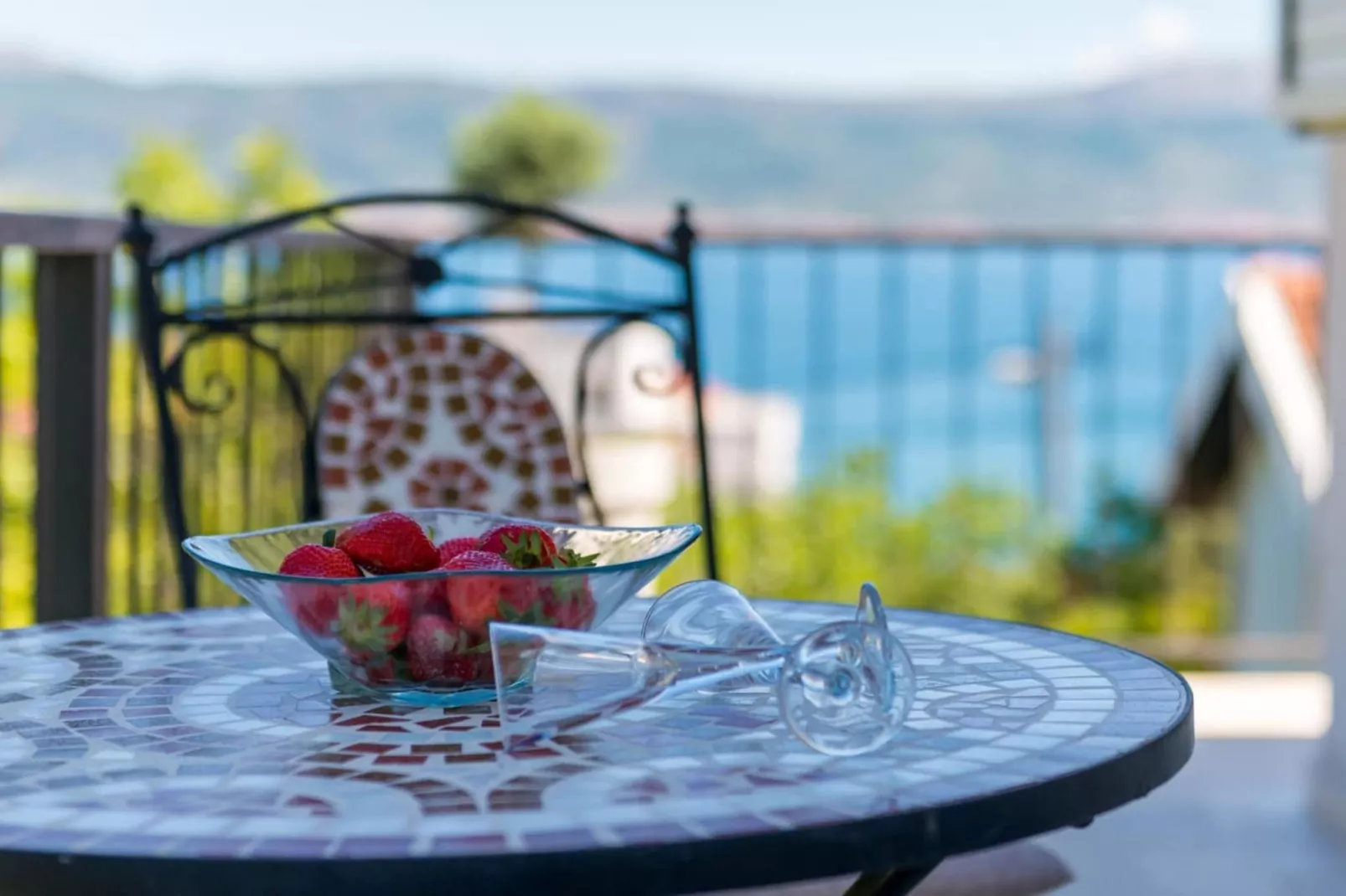 Seaside Getaway Holiday Home with Patio Slatine - Three Bedroom Holiday Home - Terrace balcony