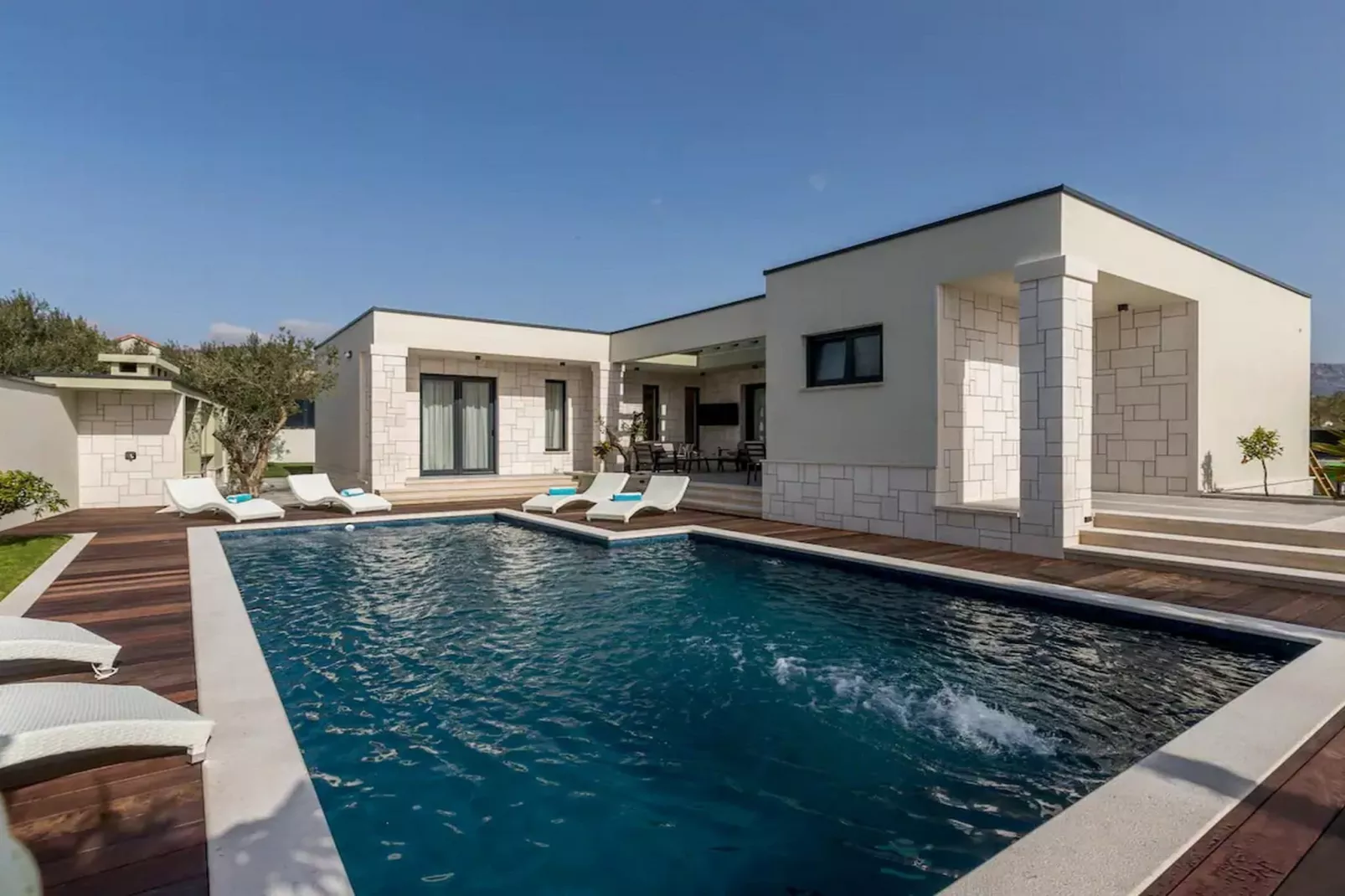 Sophisticated Oasis Residence Villa with Pool - Three Bedroom Villa with Pool - Schwimmbad