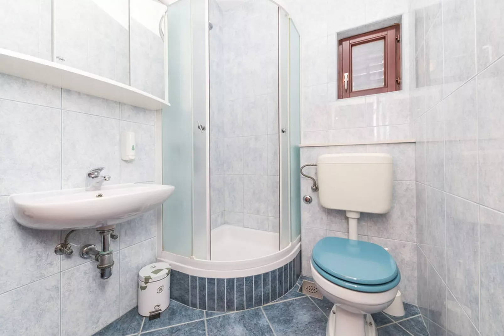 Relaxing Holiday Home with Pool, Fitness Area, and Entertainment Facilities - Six Bedroom Holiday Home - Badezimmer