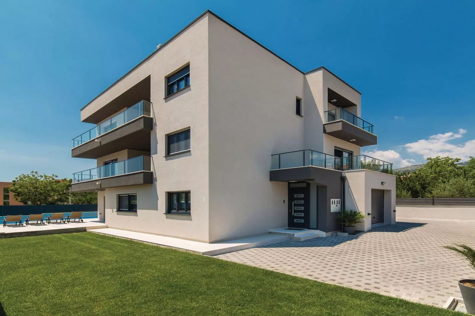 Modern Kastel Villa with Private Pool, Gym, and Large Outdoor Space - Eight Bedroom Villa - Im Freien