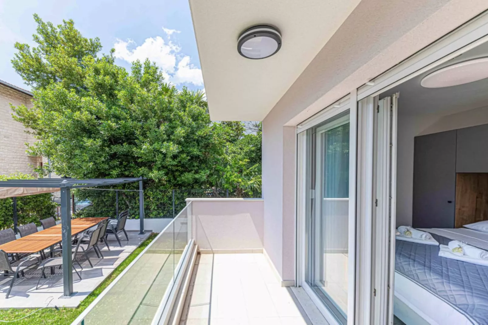 Expansive Retreat with Private Pool & BBQ, Near the Beach - Six Bedroom Villa - Terrasse/Balkon