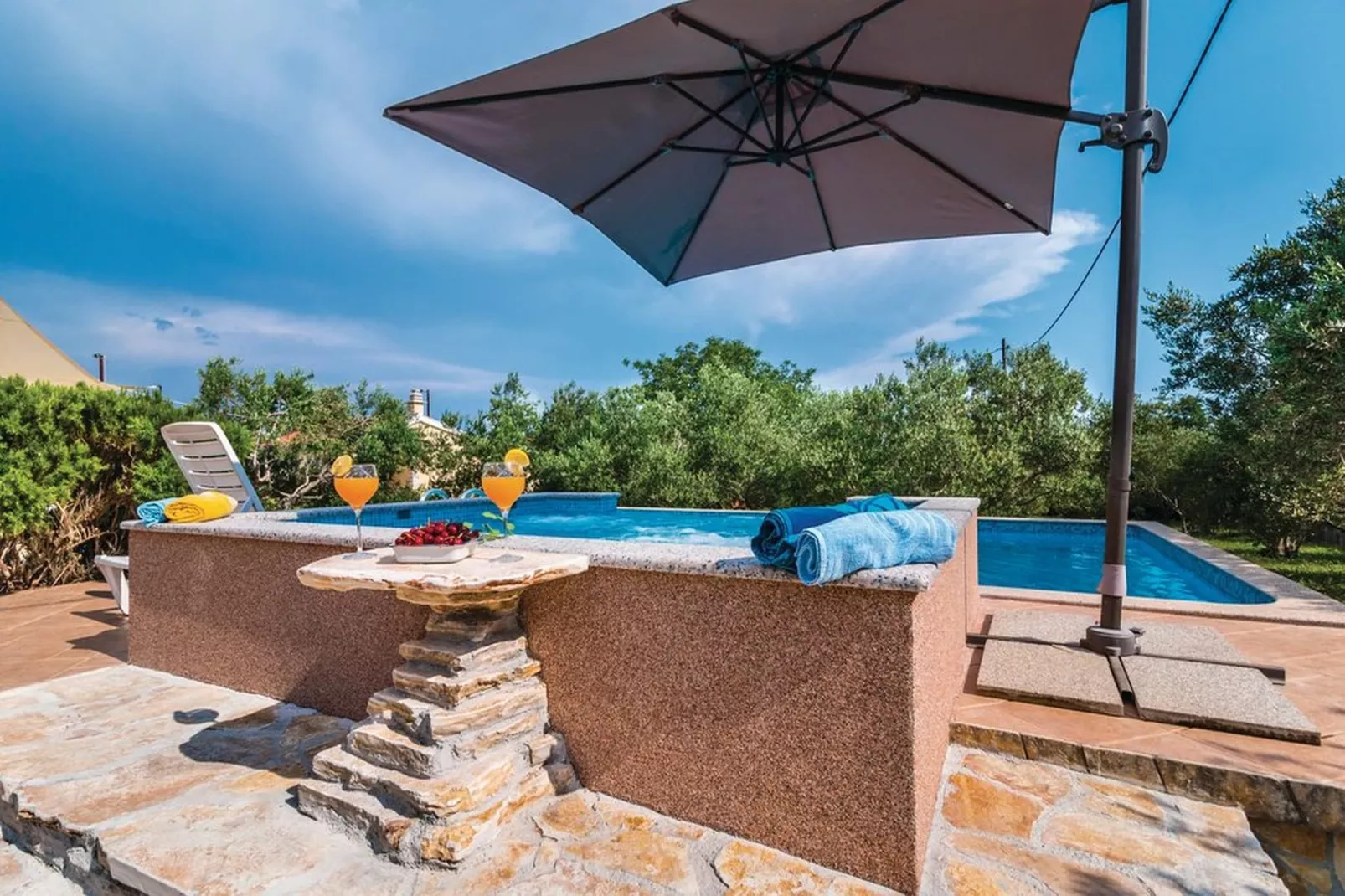 Picturesque Escape Holiday Home with Pool and Sauna - Four Bedroom Holiday Home with Sauna and Pool - Swimming pool