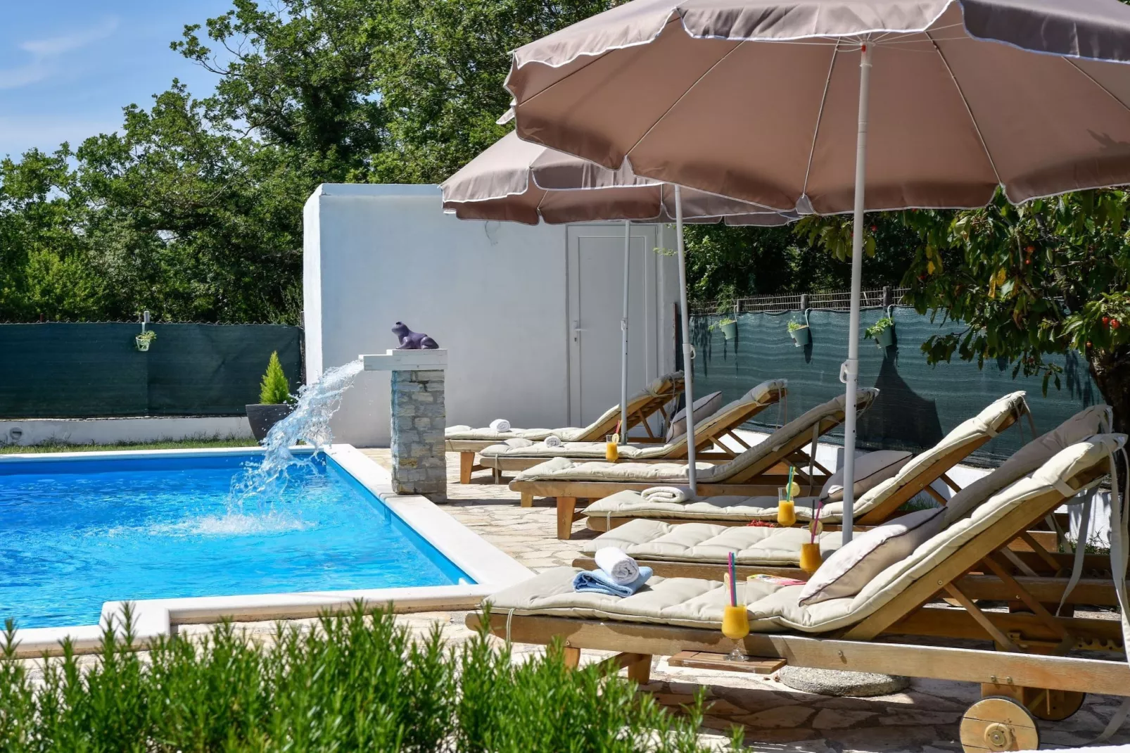Spacious Prgomet Retreat with Private Pool, Fitness Centre, and Garden - Three Bedroom Villa - Swimming pool