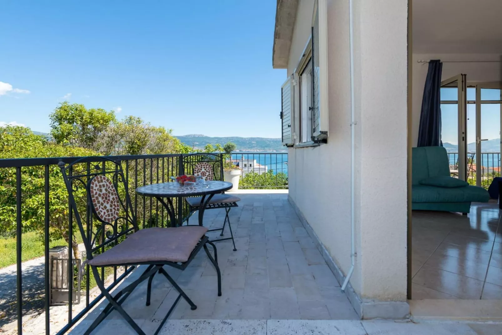 Seaside Getaway Holiday Home with Patio Slatine - Three Bedroom Holiday Home - Terrace balcony
