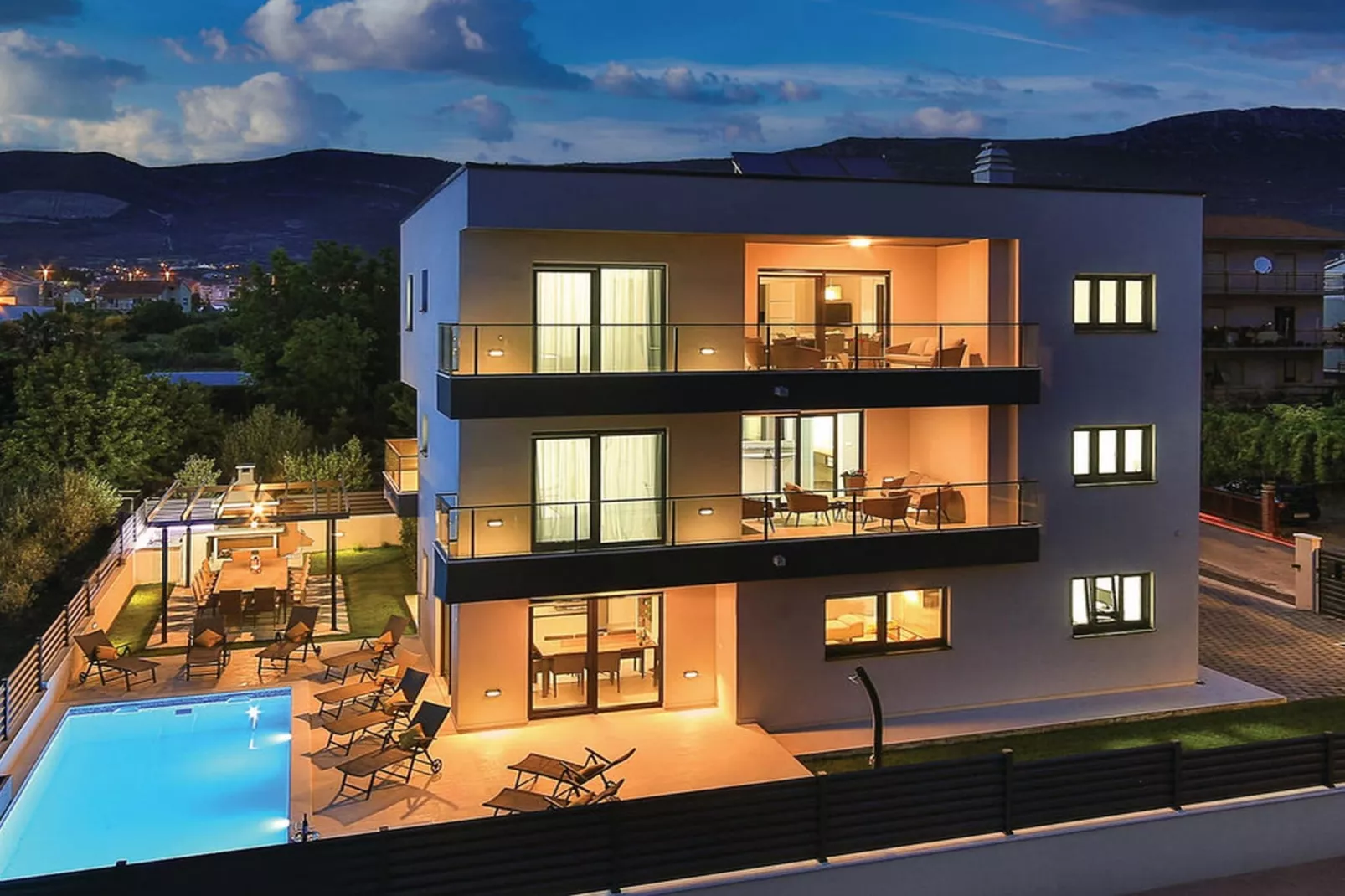 Modern Kastel Villa with Private Pool, Gym, and Large Outdoor Space - Eight Bedroom Villa - Im Freien