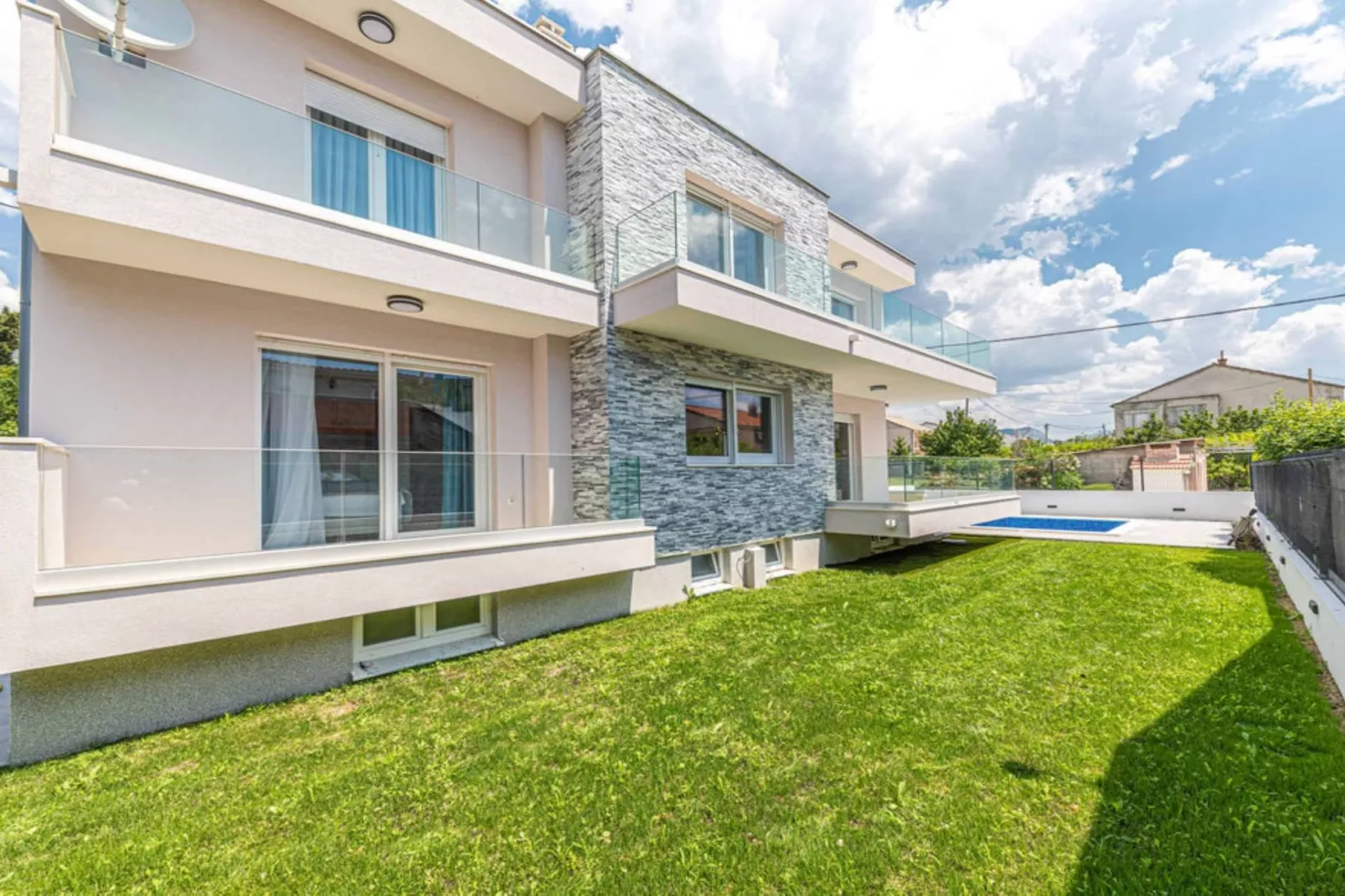 Expansive Retreat with Private Pool & BBQ, Near the Beach - Six Bedroom Villa - Im Freien