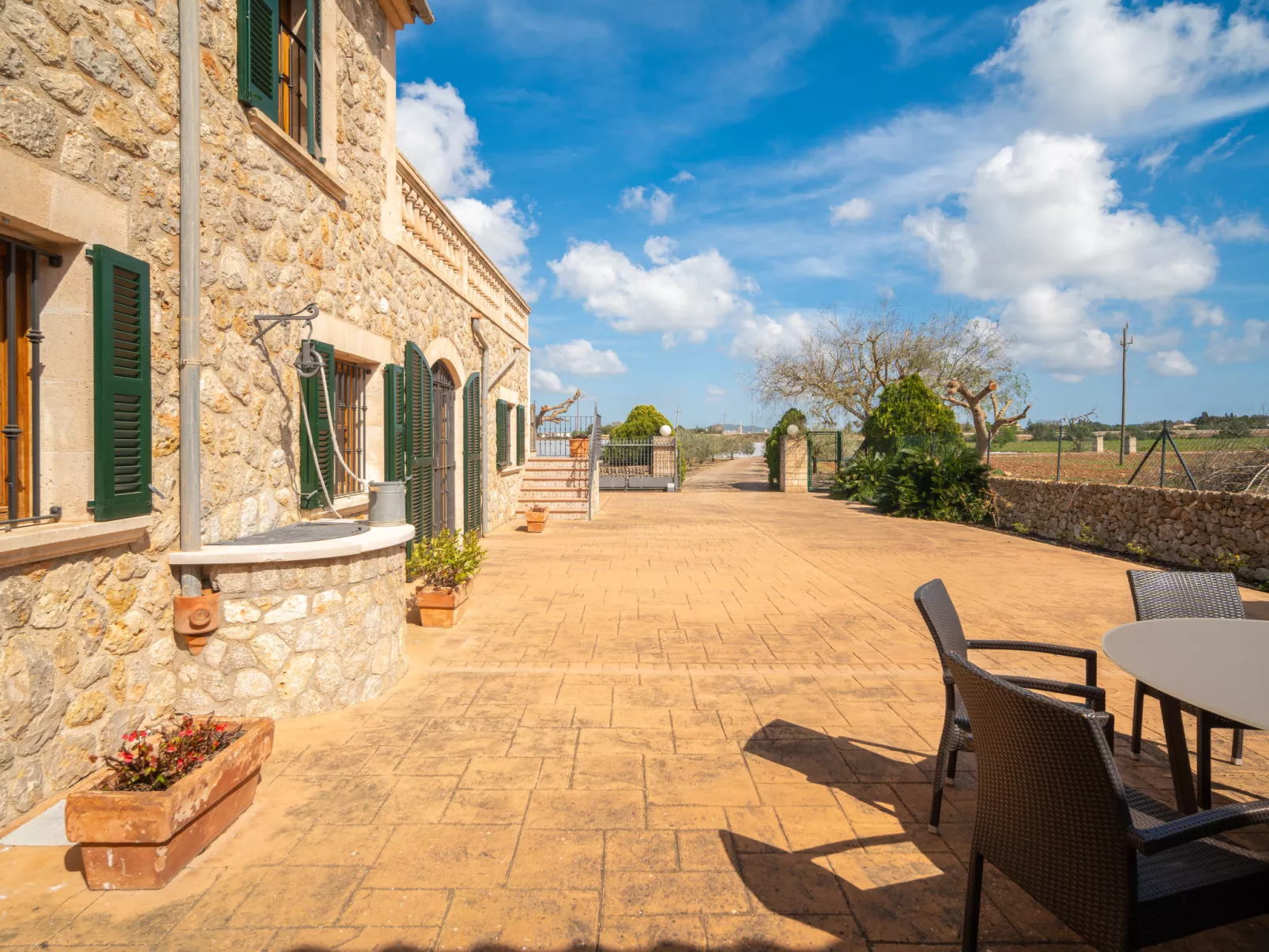 Son Peroti - Outside