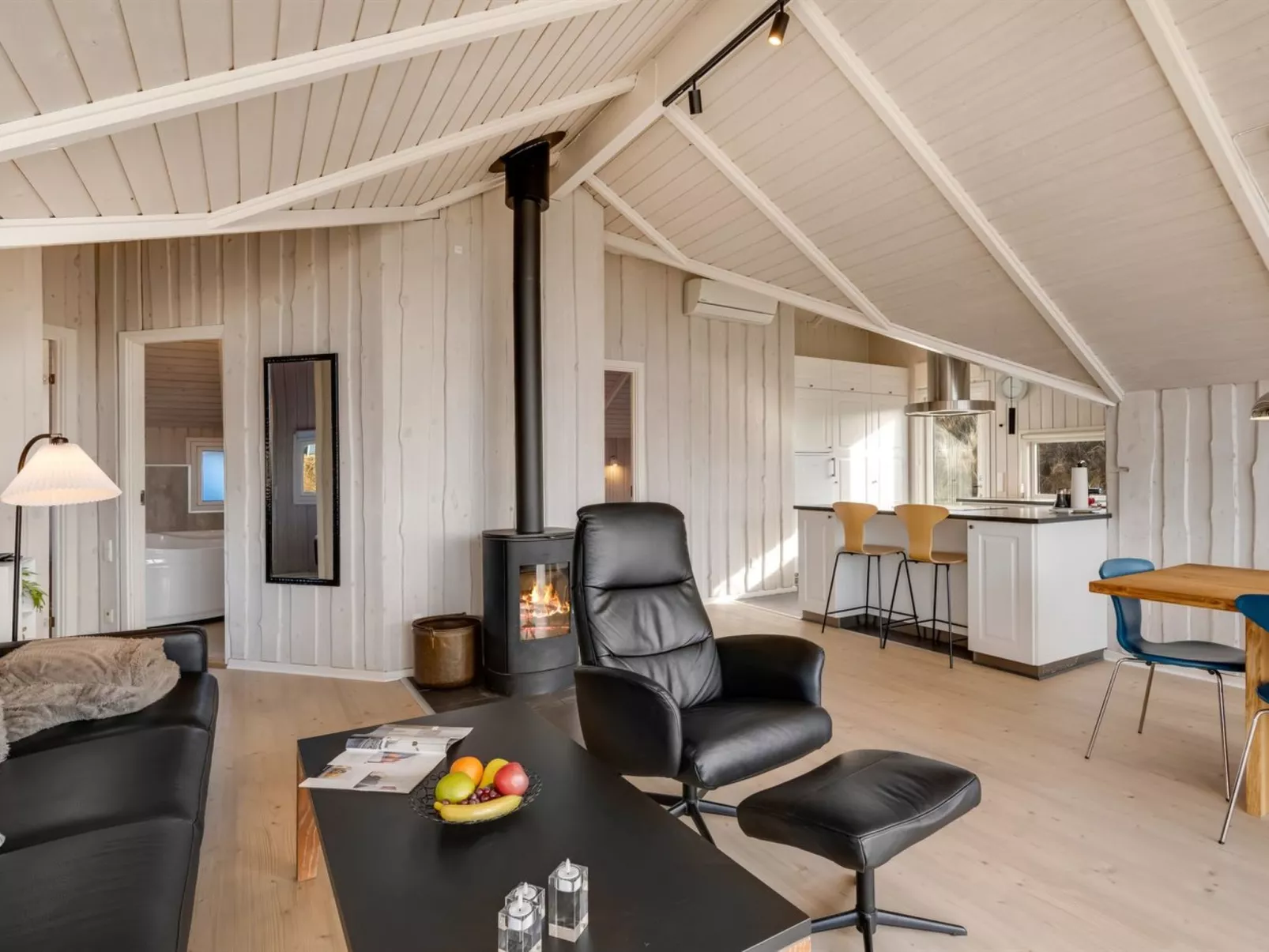 "Velena" -  from the sea - Dedans