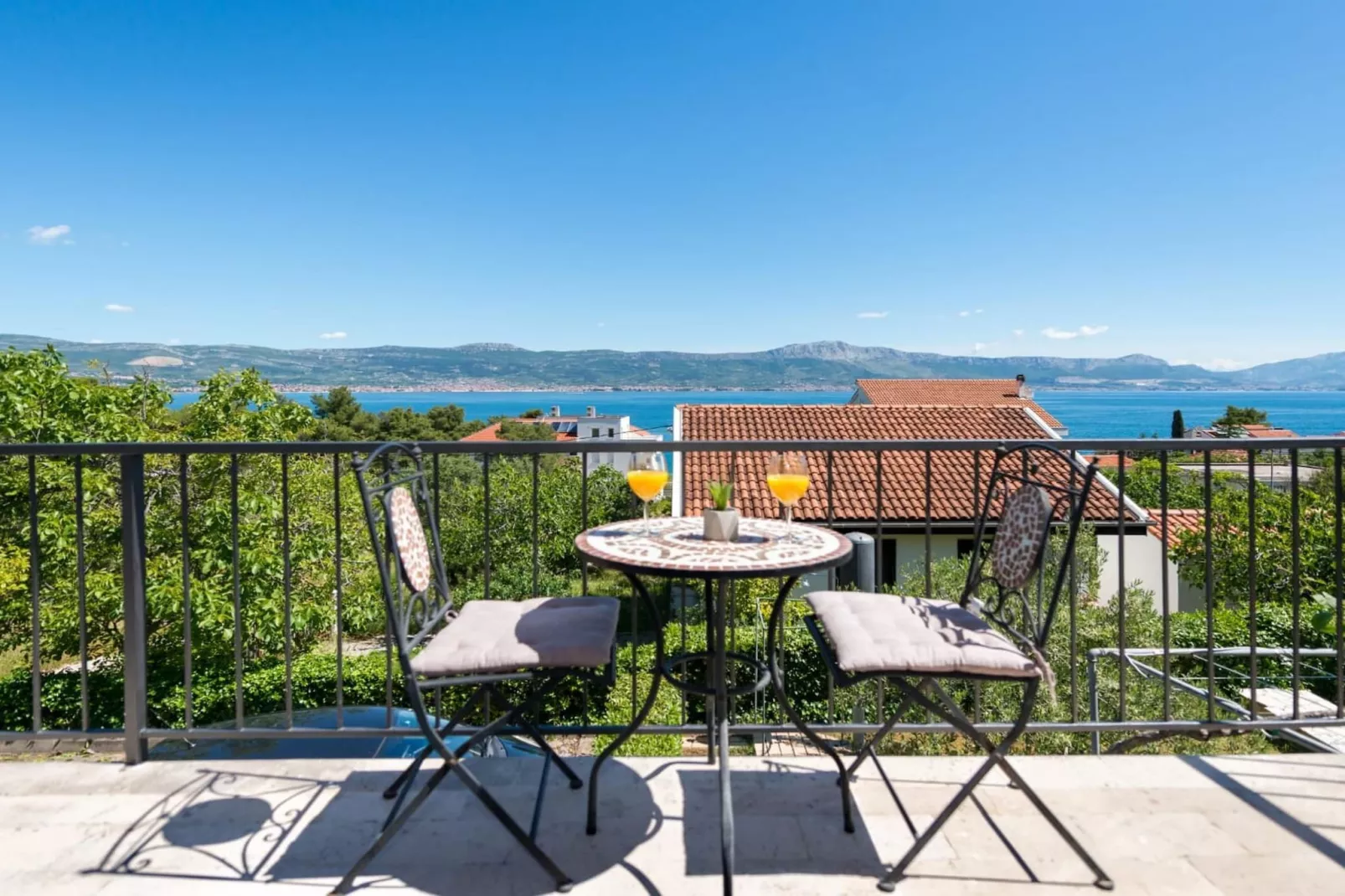 Seaside Getaway Holiday Home with Patio Slatine - Three Bedroom Holiday Home - Terrace balcony